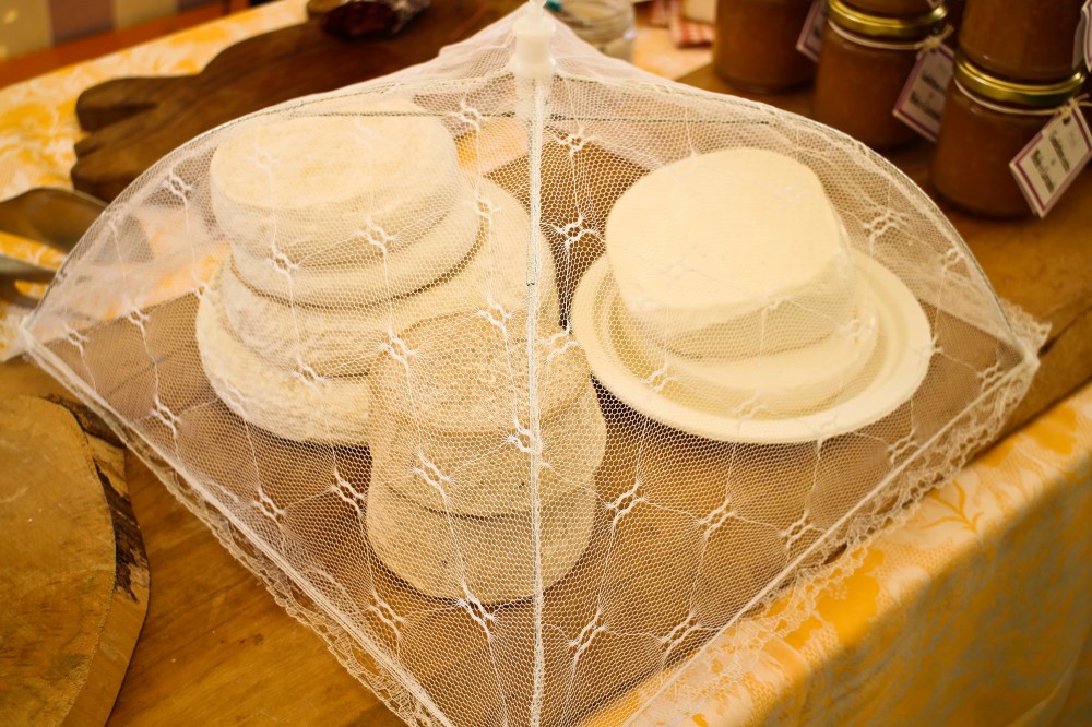 «… ogni formaggio aspetta il suo cliente, si atteggia in modo d’attrarlo, con una sostenutezza o granulosità un po’ altezzosa, o al contrario sciogliendosi in un abbandono» Italo Calvino - Palomar